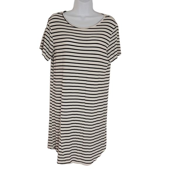Black & White Stripe Tshirt Dress by Yelete - Picture 4 of 5